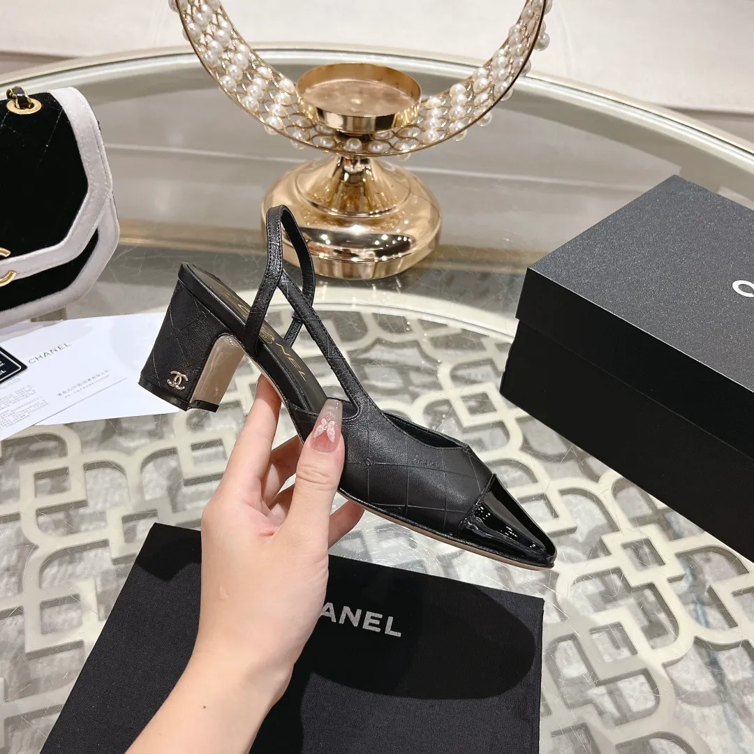 👟👟Ex-factory price 540👟👟 CHANEL Xiangjia 24vs spring and summer new fashion sandals series... Chanel is a very comprehensive noble fashion lifestyle brand. The same models are sold by major fashion bloggers and celebrities in Hong Kong, the United States, and other countries. They are simply beautiful. I fall in love with elegance and the playful sense of the future. I want to own them right away just by looking at them. But you can really think about a pair of exquisite high heels. This series is specially designed for extraordinary and indifferent ladies to create a unique overall effect. CHANEL designs products that inspire women to move forward and highlight their charm... 1️⃣Material: Original customized patent leather + imported sheepskin 2️⃣Inner lining: Original customized imported sheepskin 3️⃣Feet: Original customized imported sheepskin 4️⃣Outsole: Genuine leather sole imported from Italy 5️⃣Heel height: 2.5cm/6.5cm/9cm 6️⃣Number: 34-43 (34.40.41.42.43 customization is not returnable) 7️⃣Packaging: The latest and exquisite full set of packaging at the counter